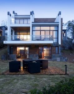 乐东农场职工房140平米已装修过的两层小楼转让费只需48万